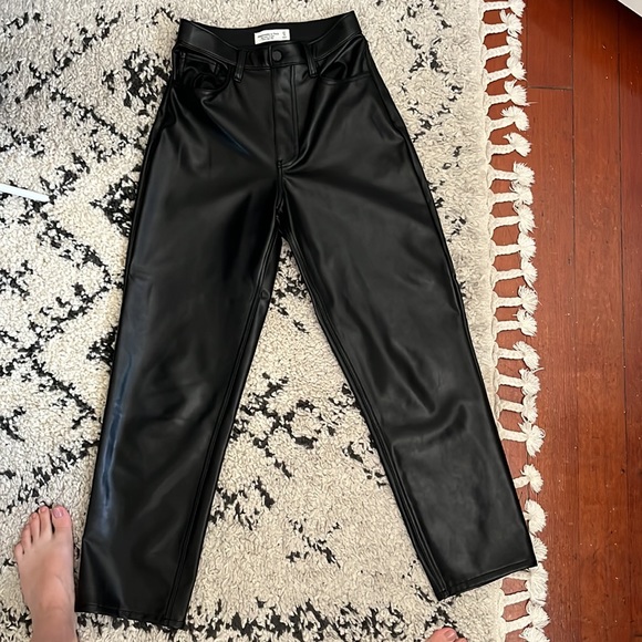 Abercrombie & Fitch Black Vegan Leather Curve Love Pants Size 27 - Picture 3 of 4